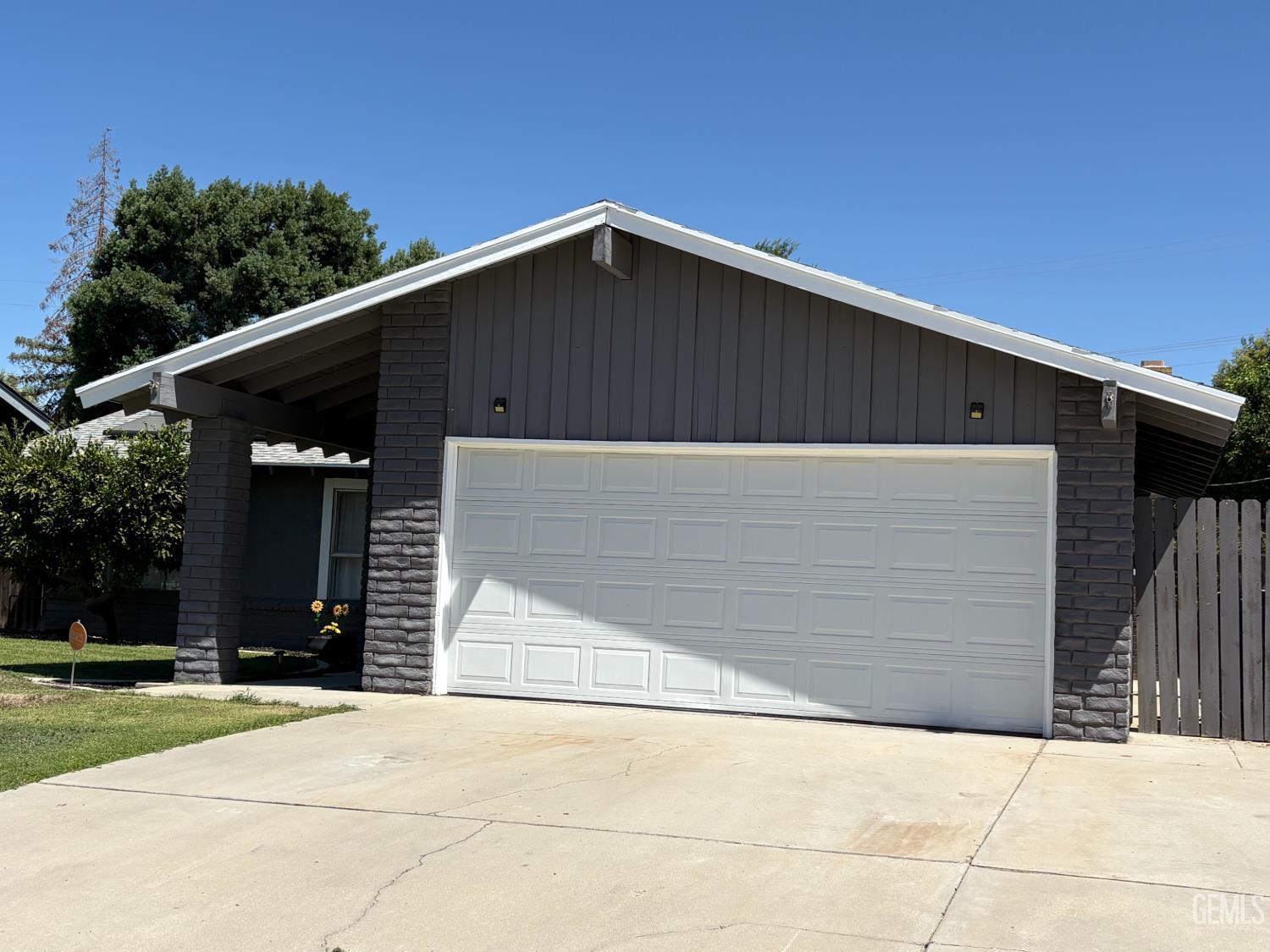 Single Family Residence in Bakersfield, photo 2 of 33