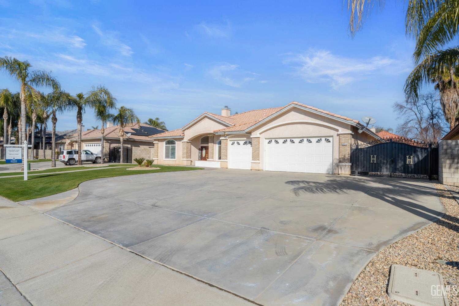 Single Family Residence in Bakersfield, photo 3 of 36