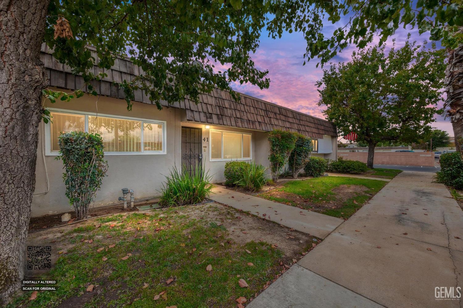 Single Family Residence in Bakersfield, photo 2 of 34