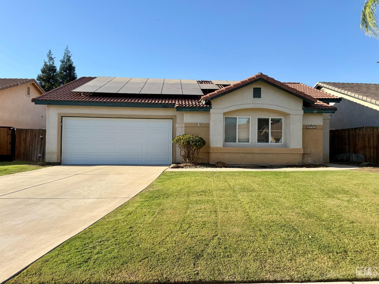Single Family Residence in Bakersfield, photo 2 of 75
