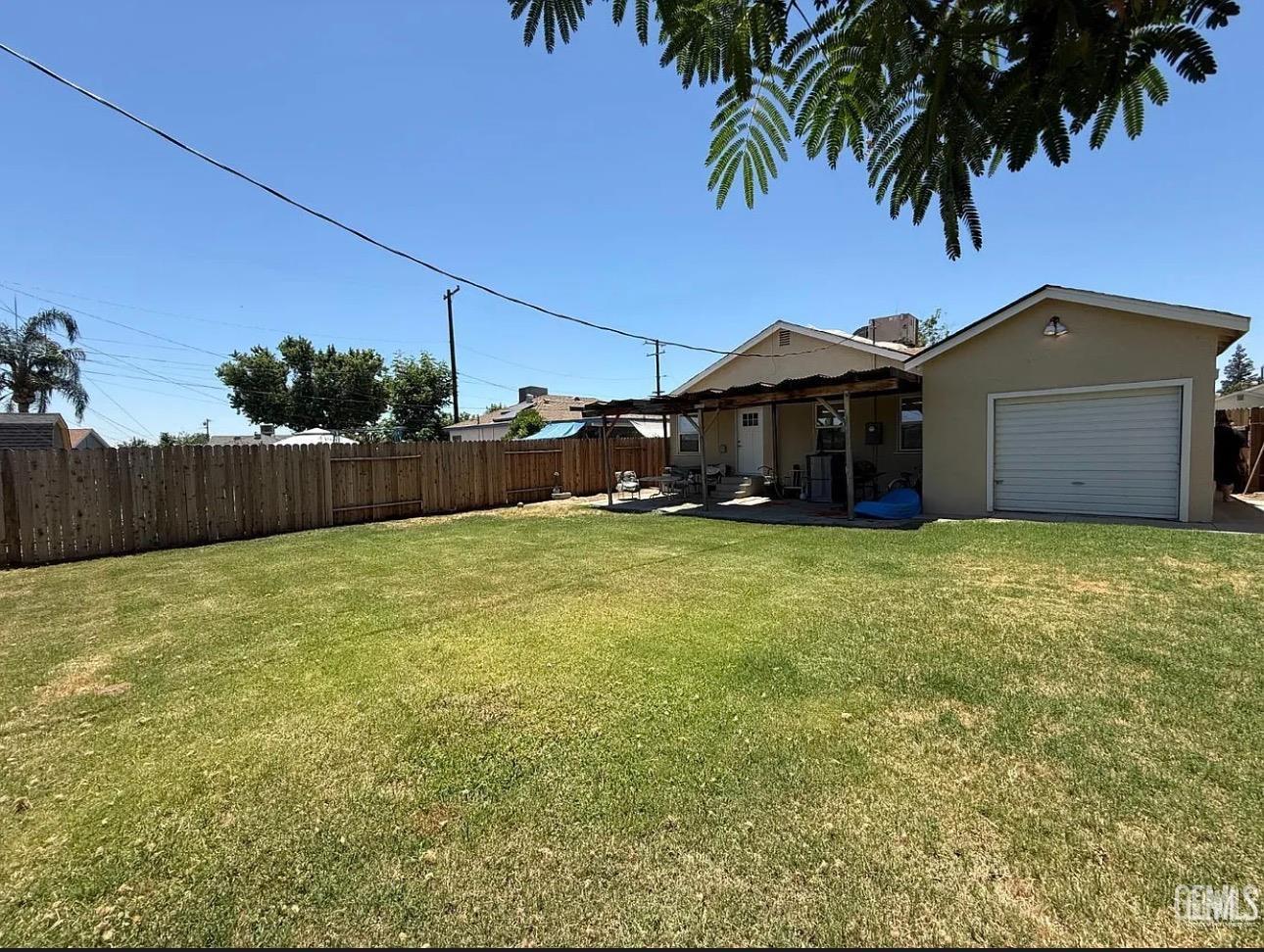 Single Family Residence in Bakersfield, photo 2 of 22