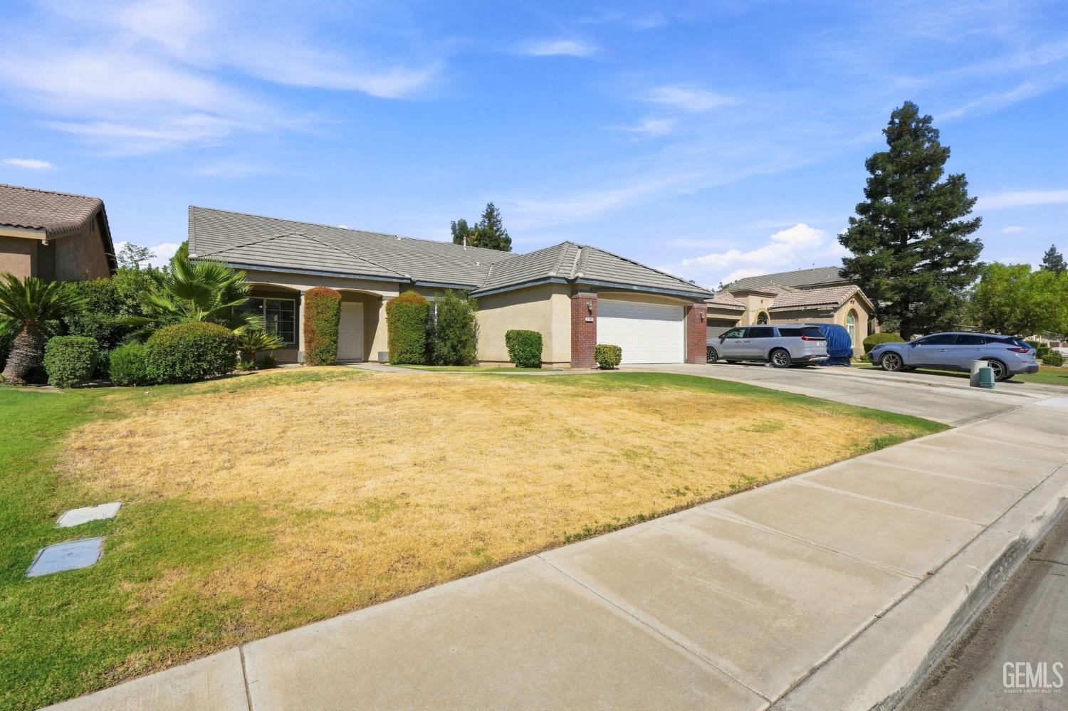 Single Family Residence in Bakersfield, photo 3 of 52