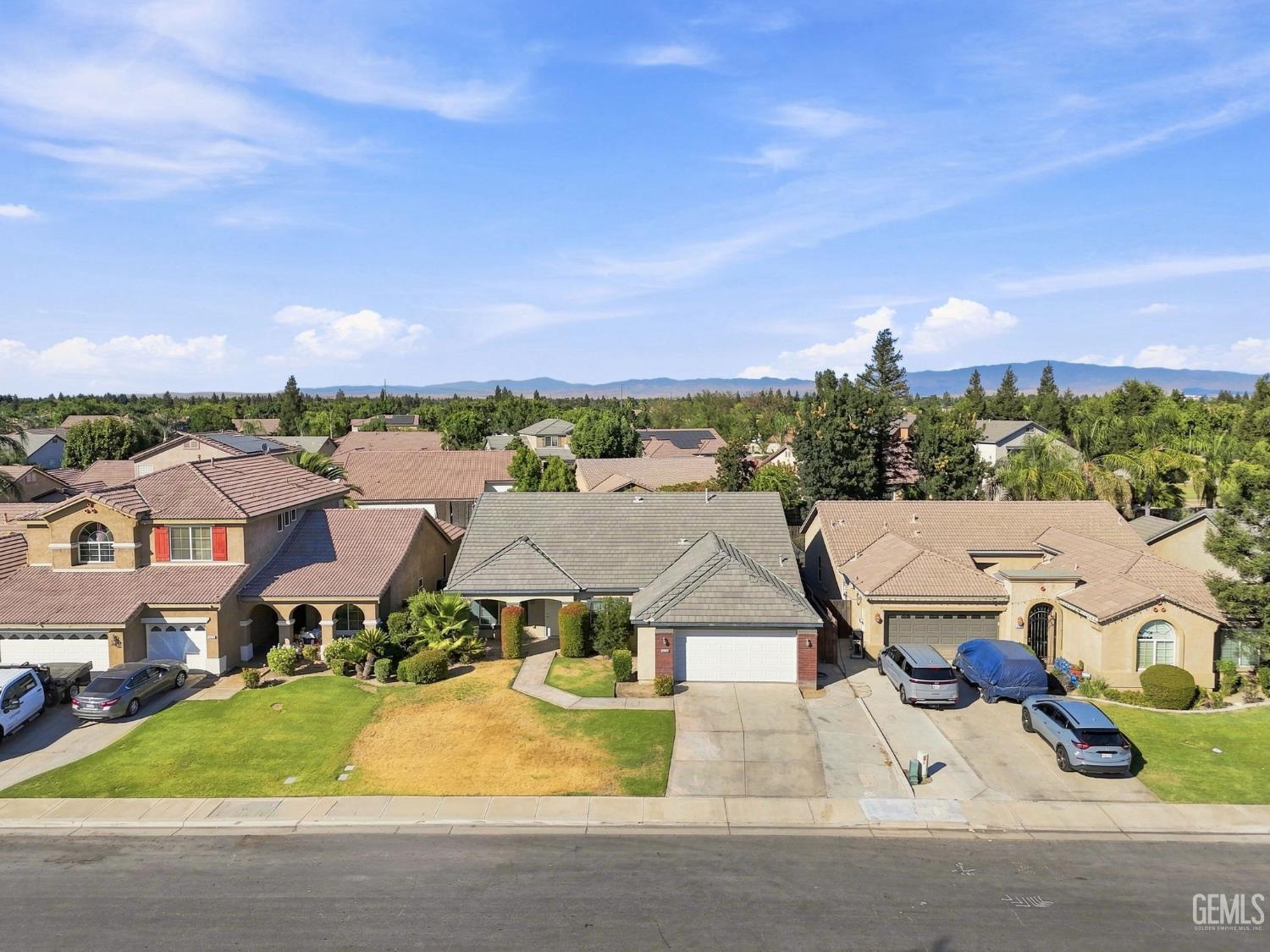 Single Family Residence in Bakersfield, photo 5 of 52