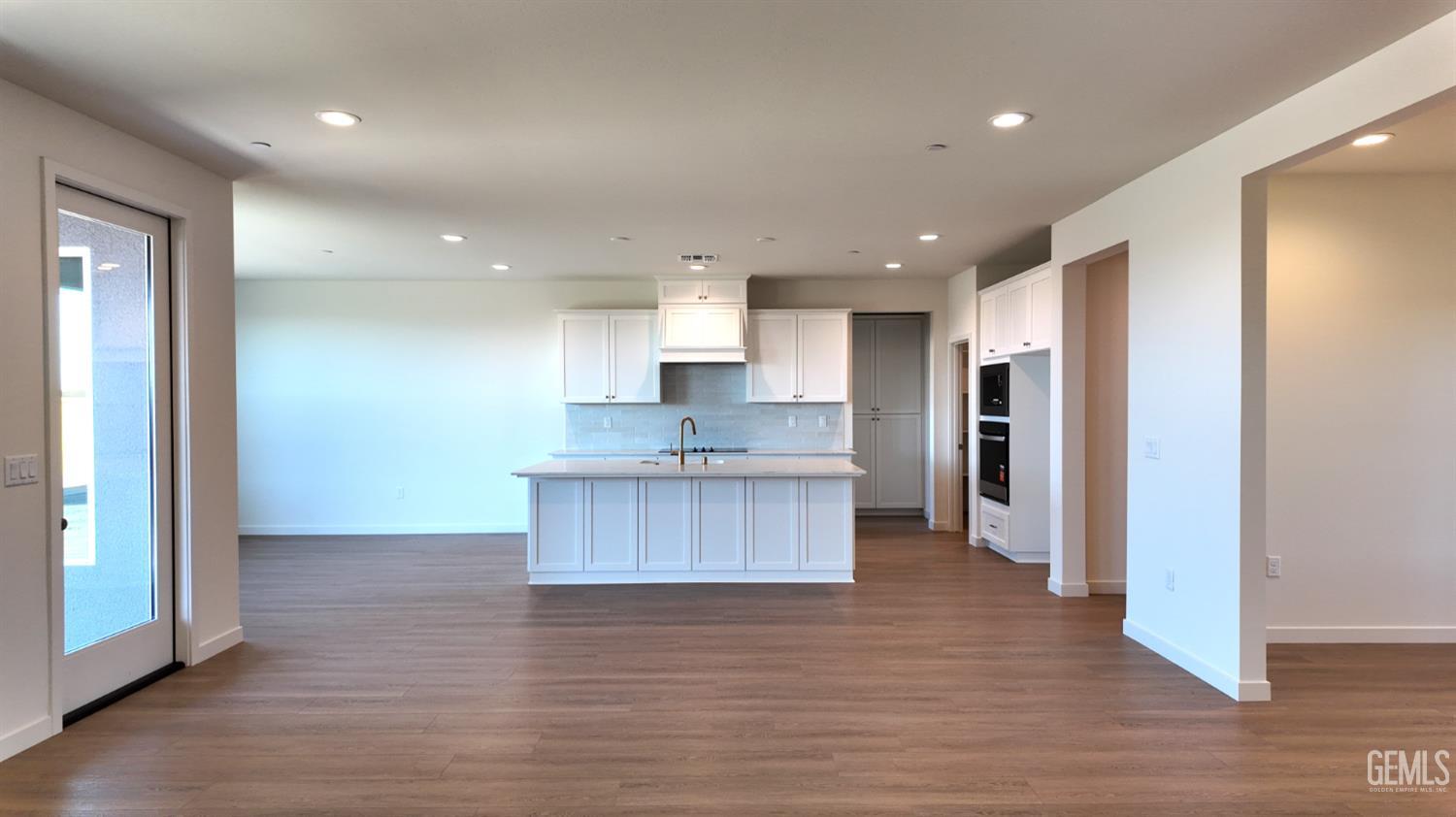Single Family Residence in Bakersfield, photo 2 of 13
