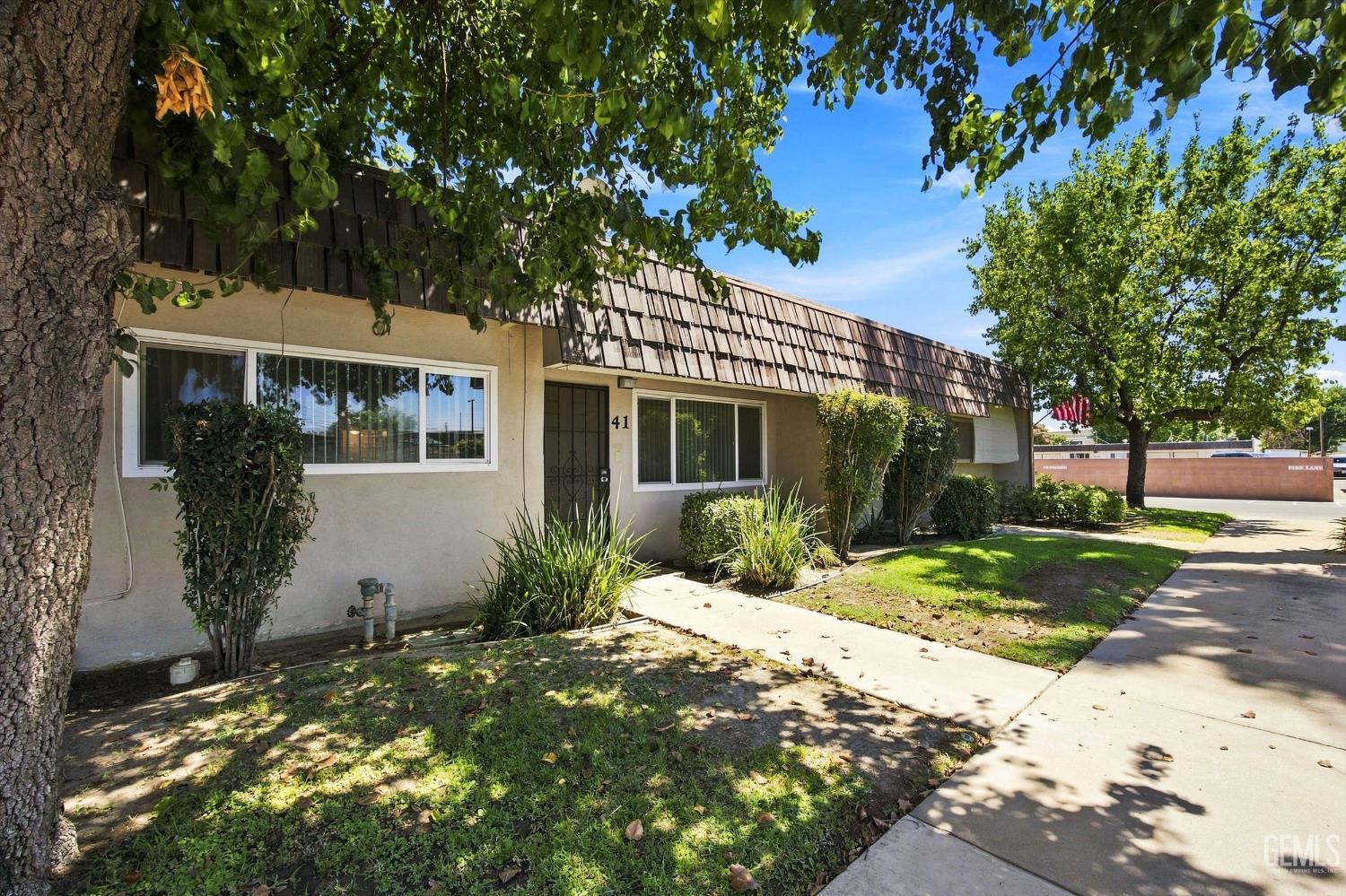 Single Family Residence in Bakersfield, photo 4 of 34