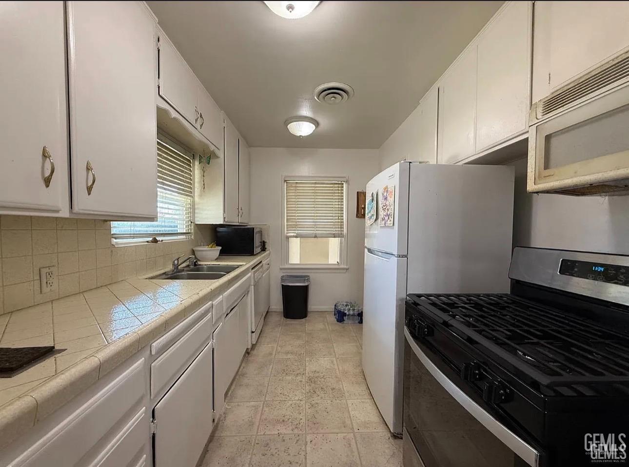 Single Family Residence in Bakersfield, photo 4 of 22