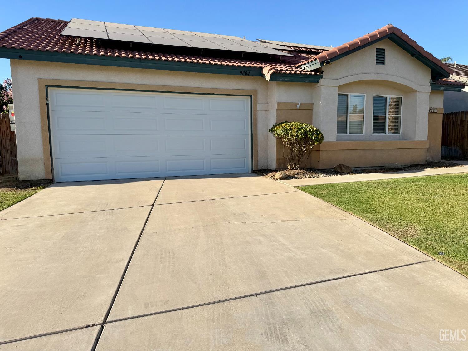 Single Family Residence in Bakersfield, photo 3 of 75