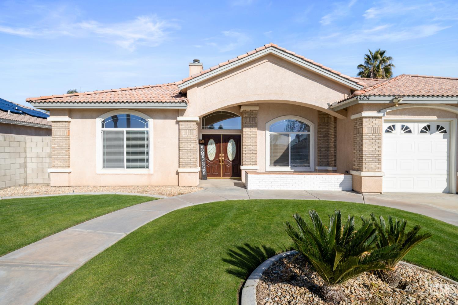 Single Family Residence in Bakersfield, photo 2 of 36