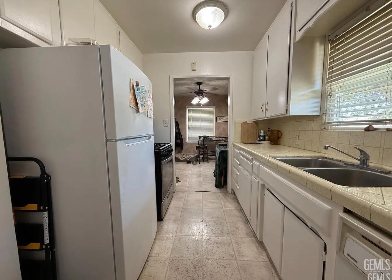 Single Family Residence in Bakersfield, photo 5 of 22