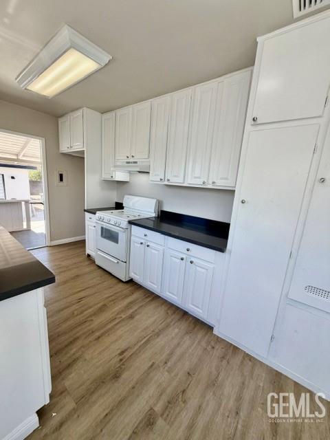 Single Family Residence in Bakersfield, photo 5 of 17