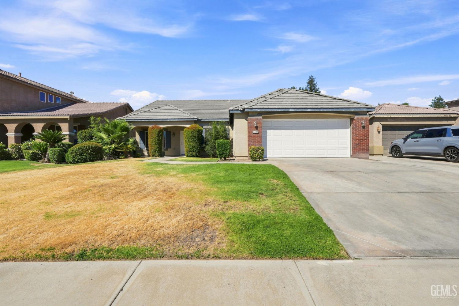 Single Family Residence in Bakersfield, photo 2 of 52