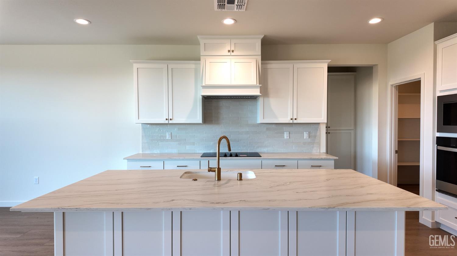 Single Family Residence in Bakersfield, photo 3 of 13