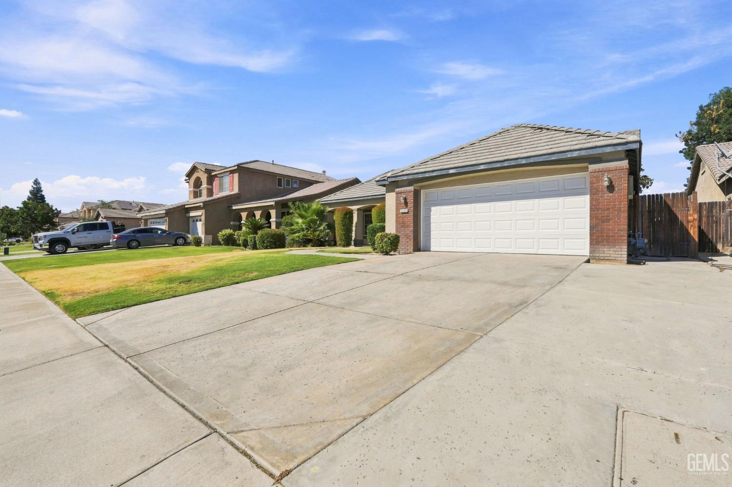 Single Family Residence in Bakersfield, photo 4 of 52