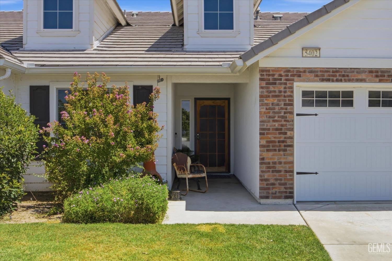 Single Family Residence in Bakersfield, photo 4 of 33