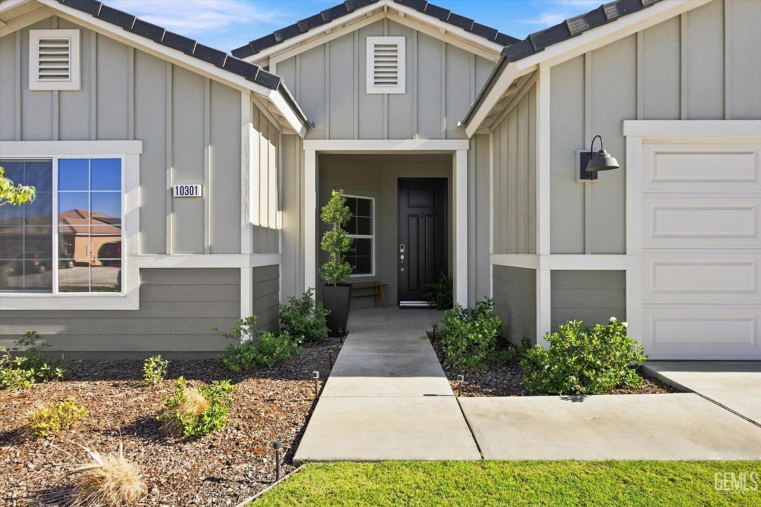 Single Family Residence in Bakersfield, photo 4 of 29