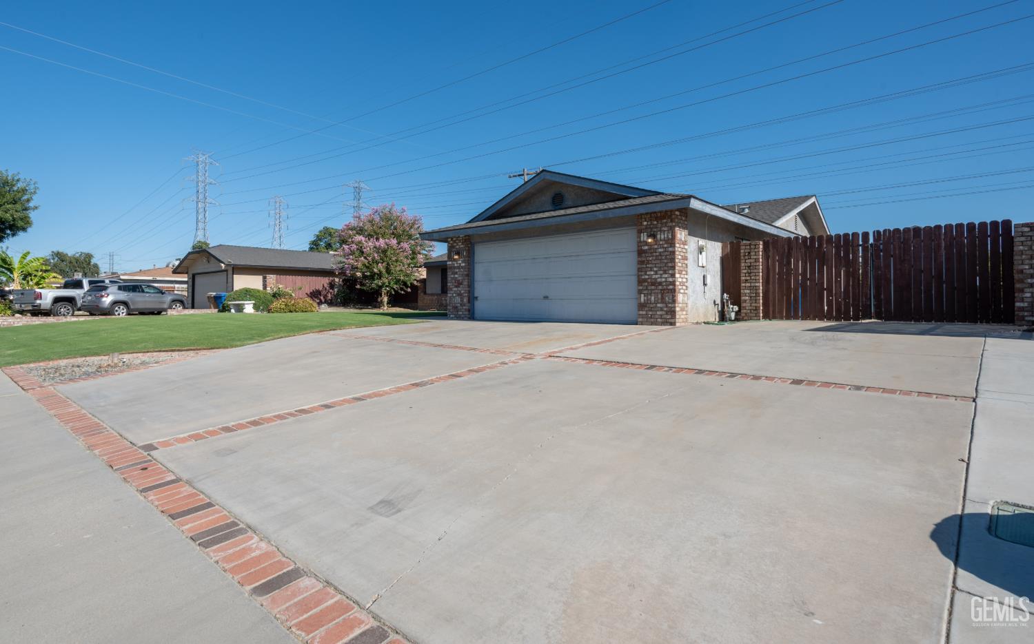 Single Family Residence in Bakersfield, photo 2 of 29