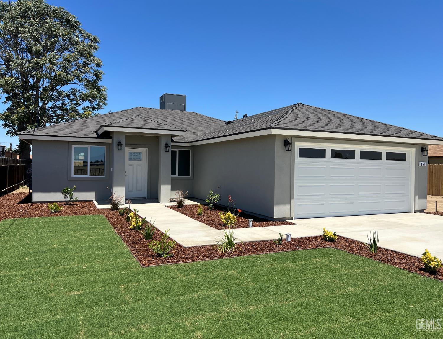 Single Family Residence in Shafter