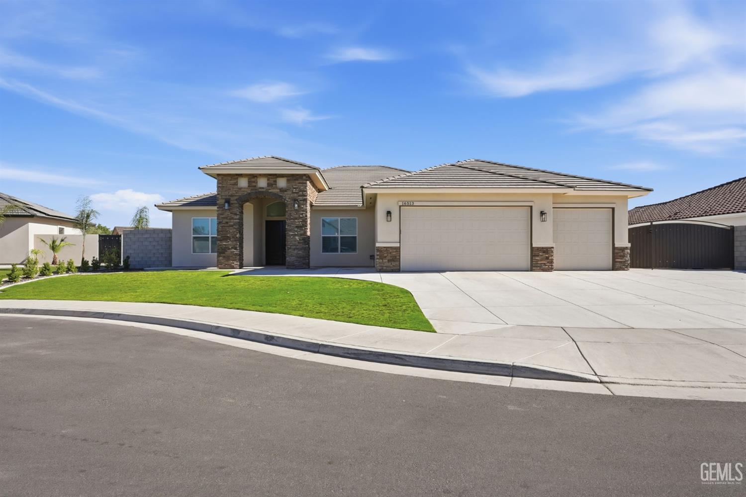 Single Family Residence in Bakersfield, photo 2 of 49