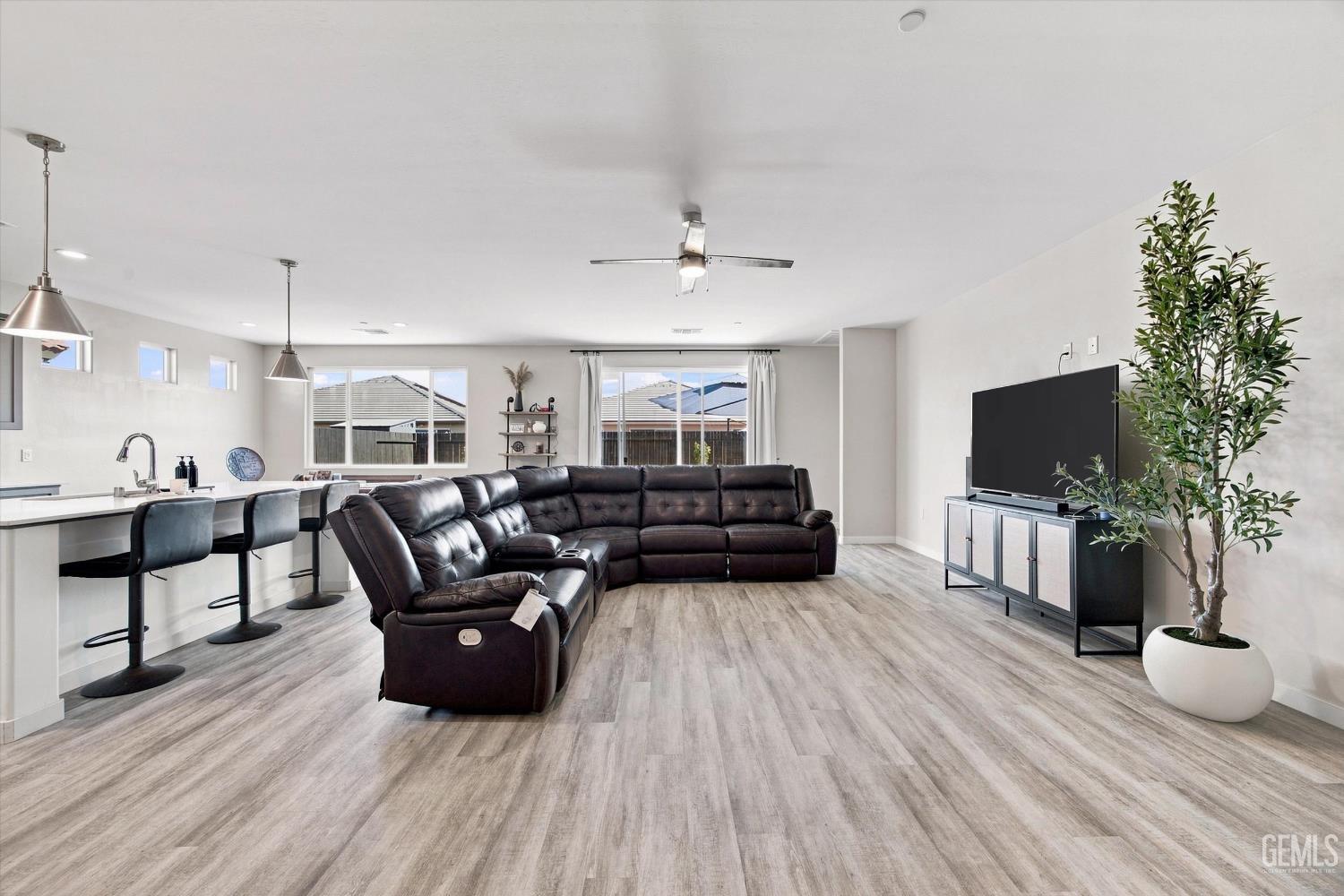 Single Family Residence in Bakersfield, photo 5 of 29