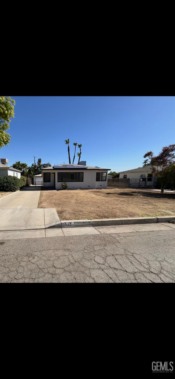 Single Family Residence in Bakersfield, photo 2 of 17