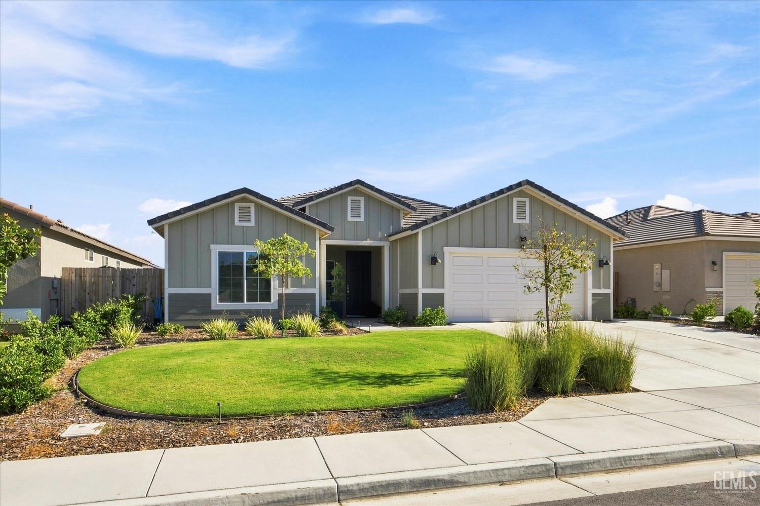 Single Family Residence in Bakersfield, photo 2 of 29