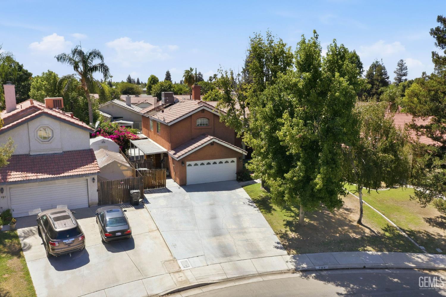 Single Family Residence in Bakersfield, photo 2 of 44