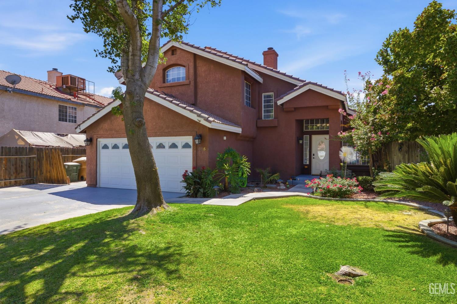 Single Family Residence in Bakersfield, photo 4 of 44