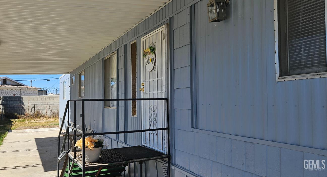 Manufactured Home in Bakersfield, photo 2 of 23