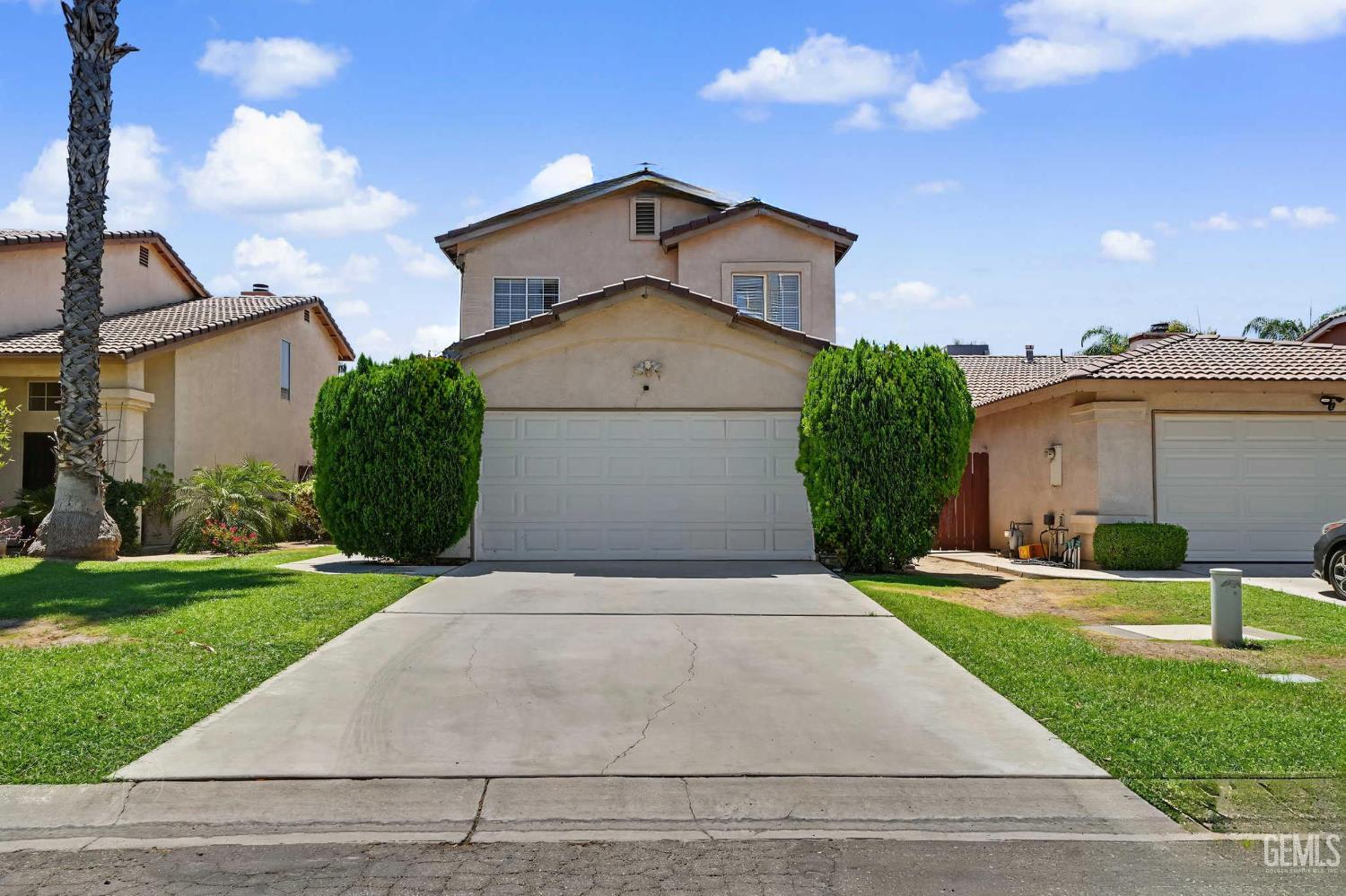 Single Family Residence in Bakersfield, photo 3 of 24