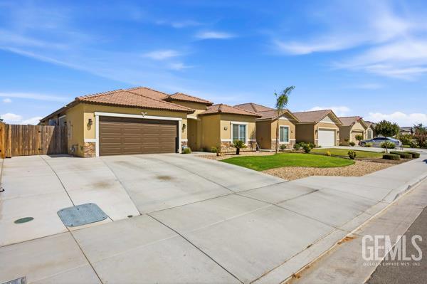 Single Family Residence in Bakersfield, photo 3 of 41