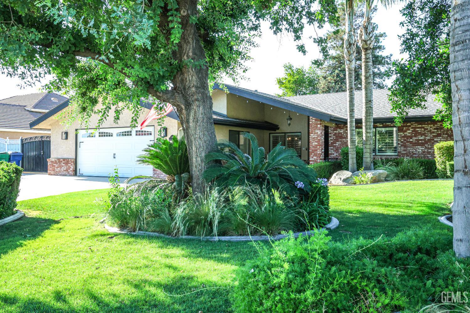 Single Family Residence in Bakersfield, photo 2 of 55