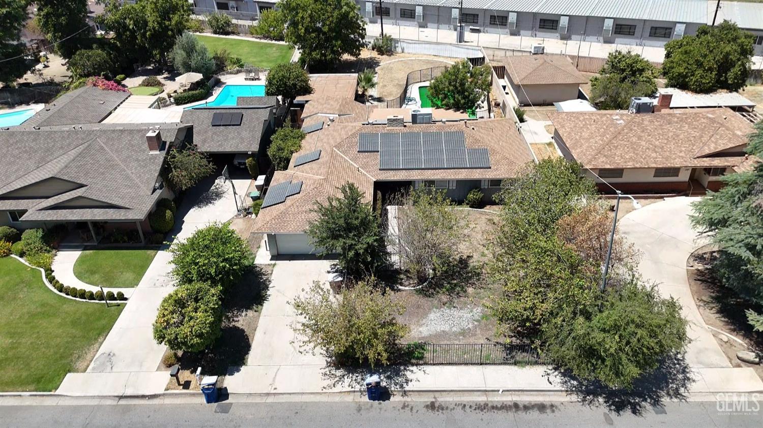 Single Family Residence in Bakersfield, photo 2 of 26