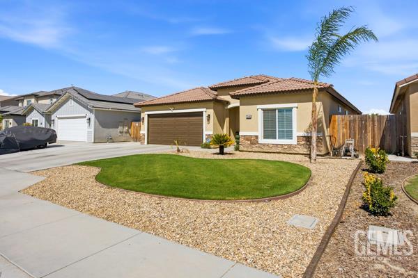 Single Family Residence in Bakersfield, photo 2 of 41