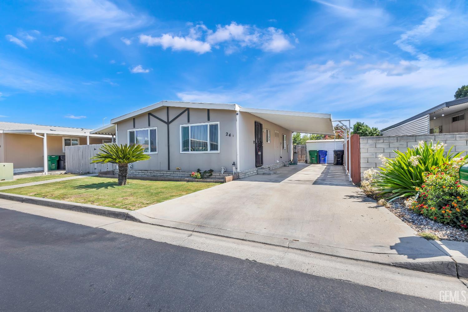 Manufactured Home in Bakersfield, photo 2 of 21