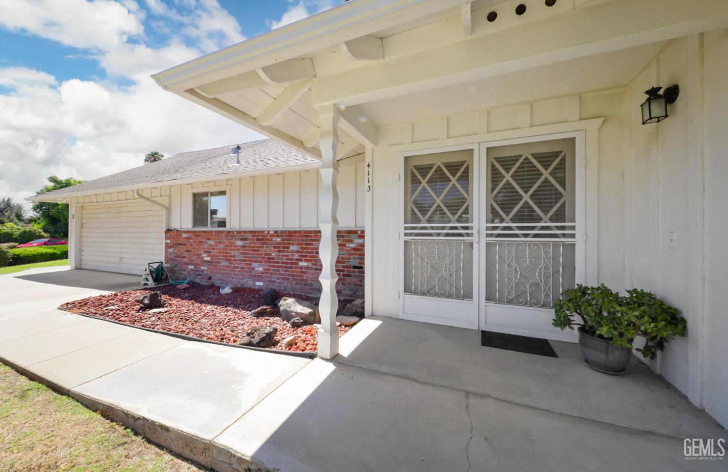Single Family Residence in Bakersfield, photo 3 of 34