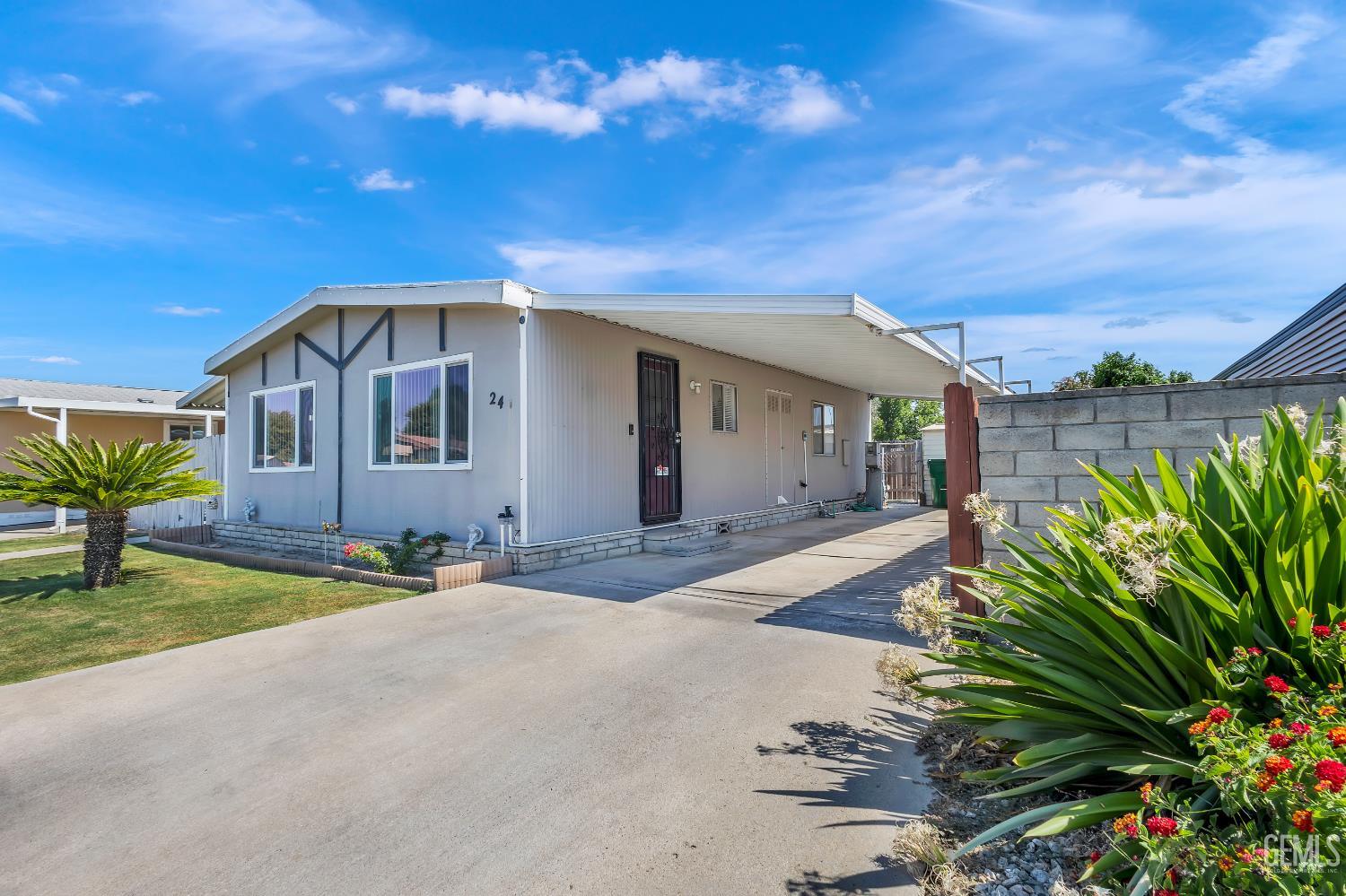 Manufactured Home in Bakersfield, photo 3 of 21