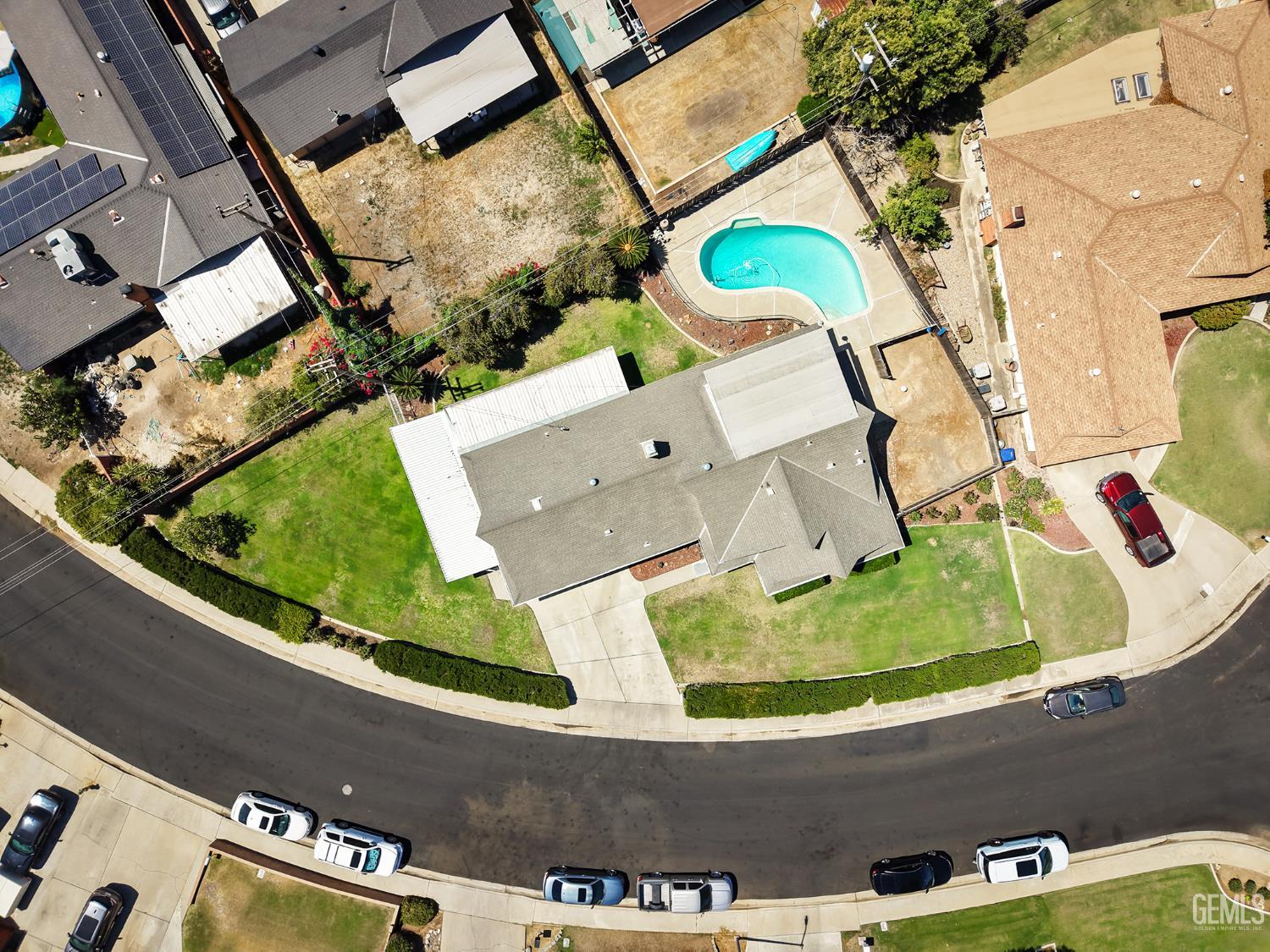 Single Family Residence in Bakersfield, photo 2 of 34