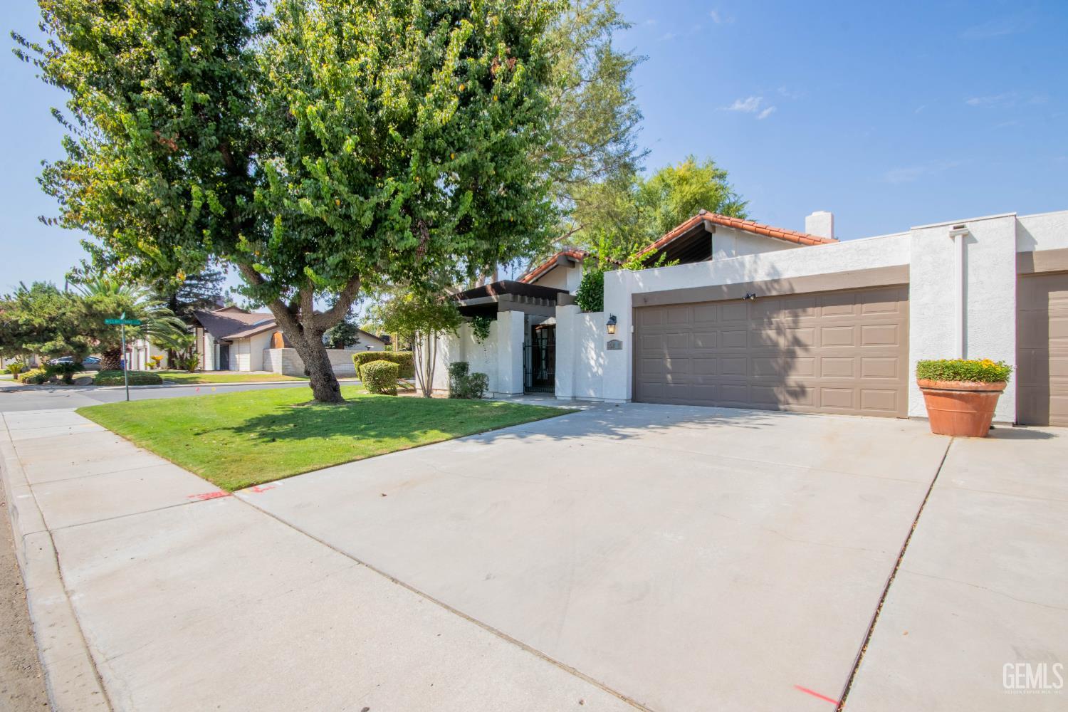 Condominium in Bakersfield, photo 2 of 41