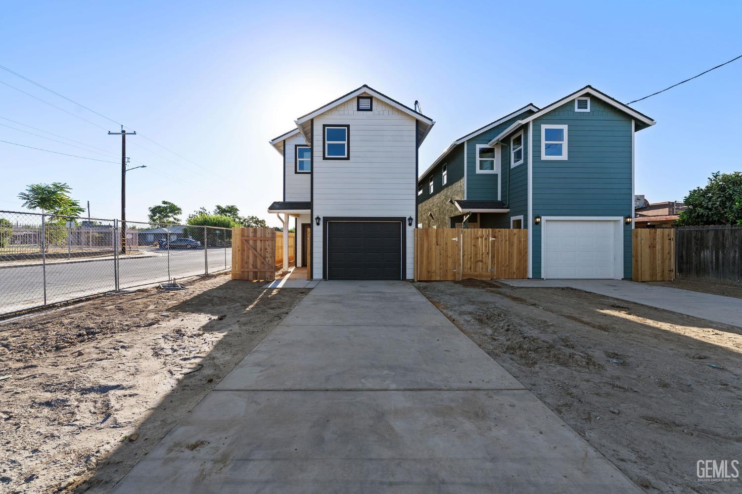 Single Family Residence in Bakersfield, photo 2 of 2