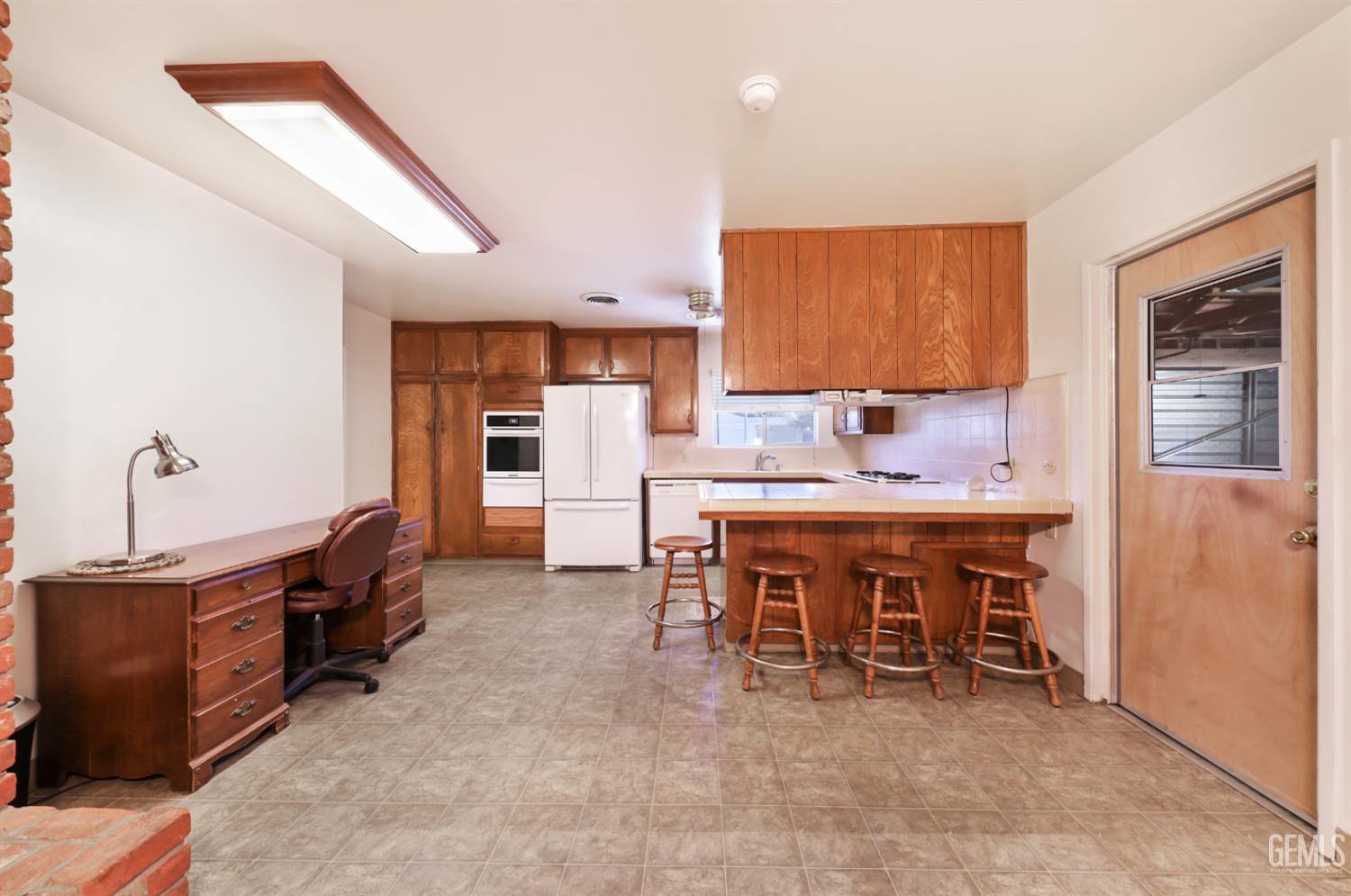 Single Family Residence in Bakersfield, photo 5 of 34