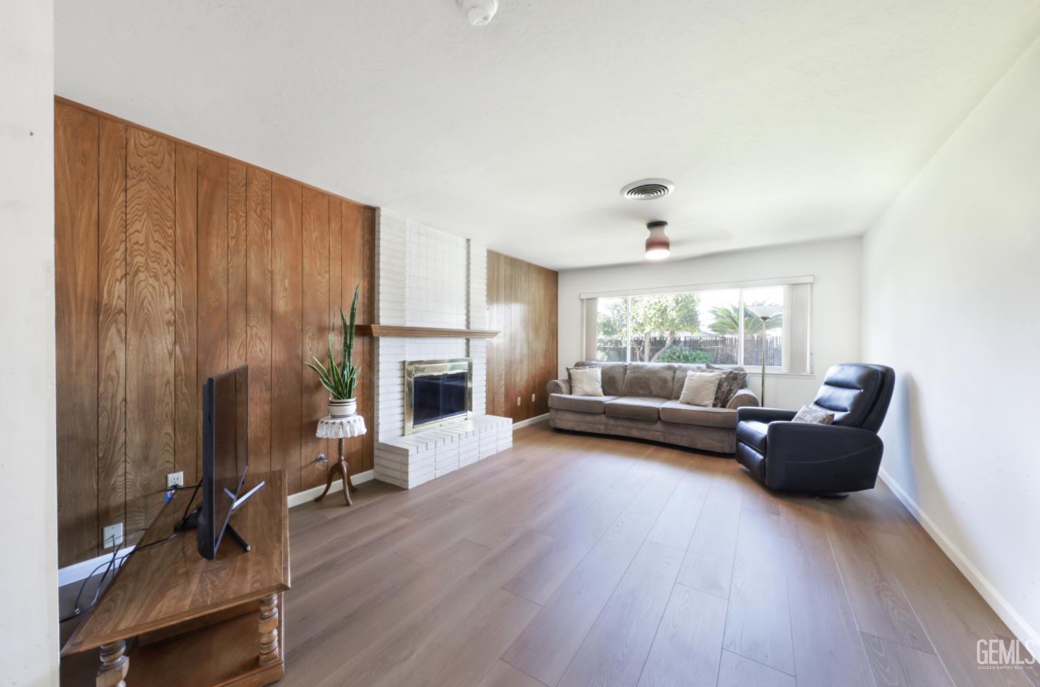 Single Family Residence in Bakersfield, photo 4 of 34