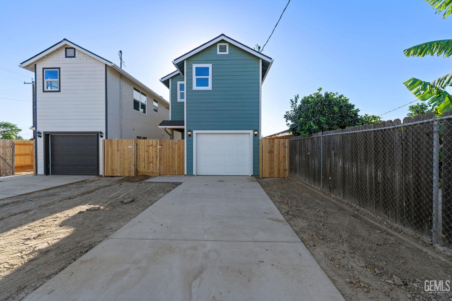 Single Family Residence in Bakersfield, photo 2 of 2