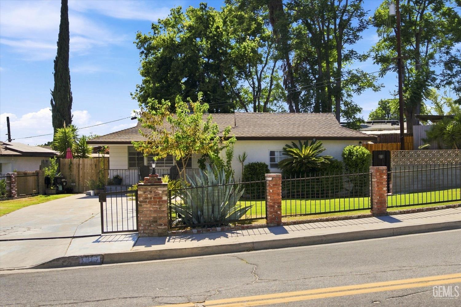 Single Family Residence in Bakersfield, photo 2 of 33