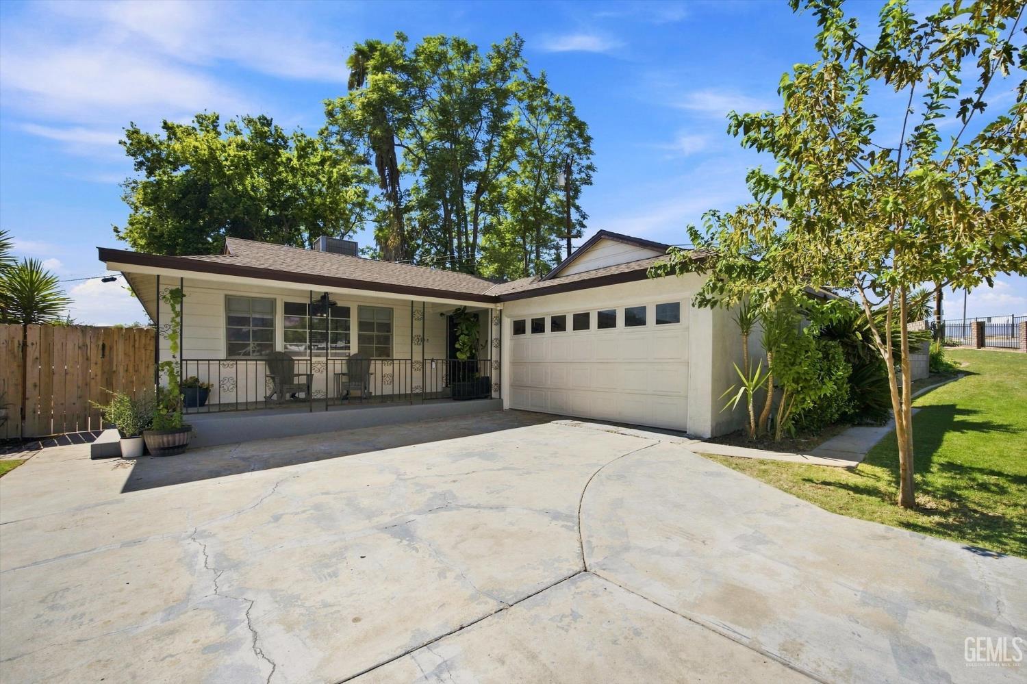 Single Family Residence in Bakersfield, photo 5 of 33