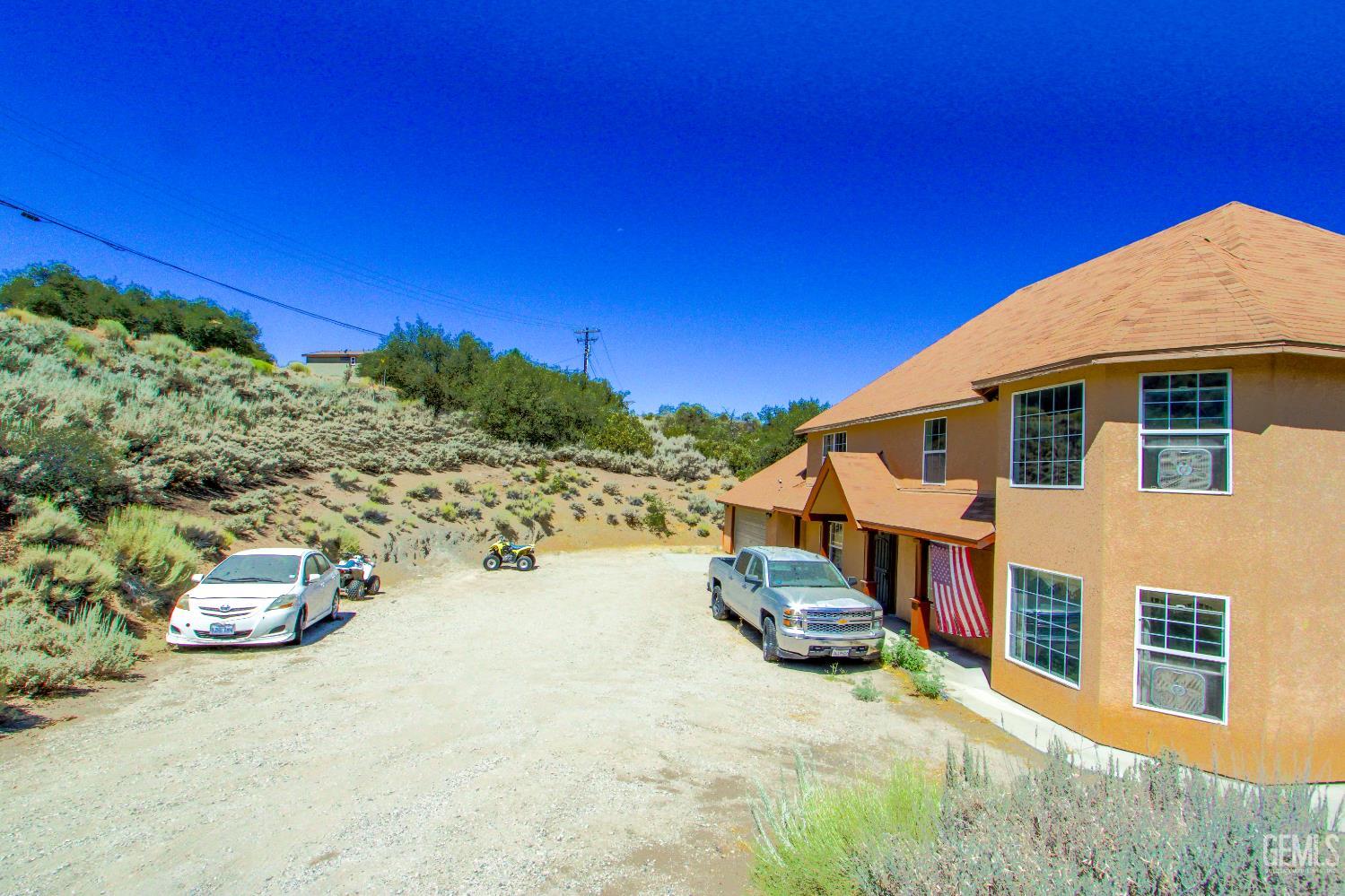 Single Family Residence in Tehachapi, photo 2 of 34