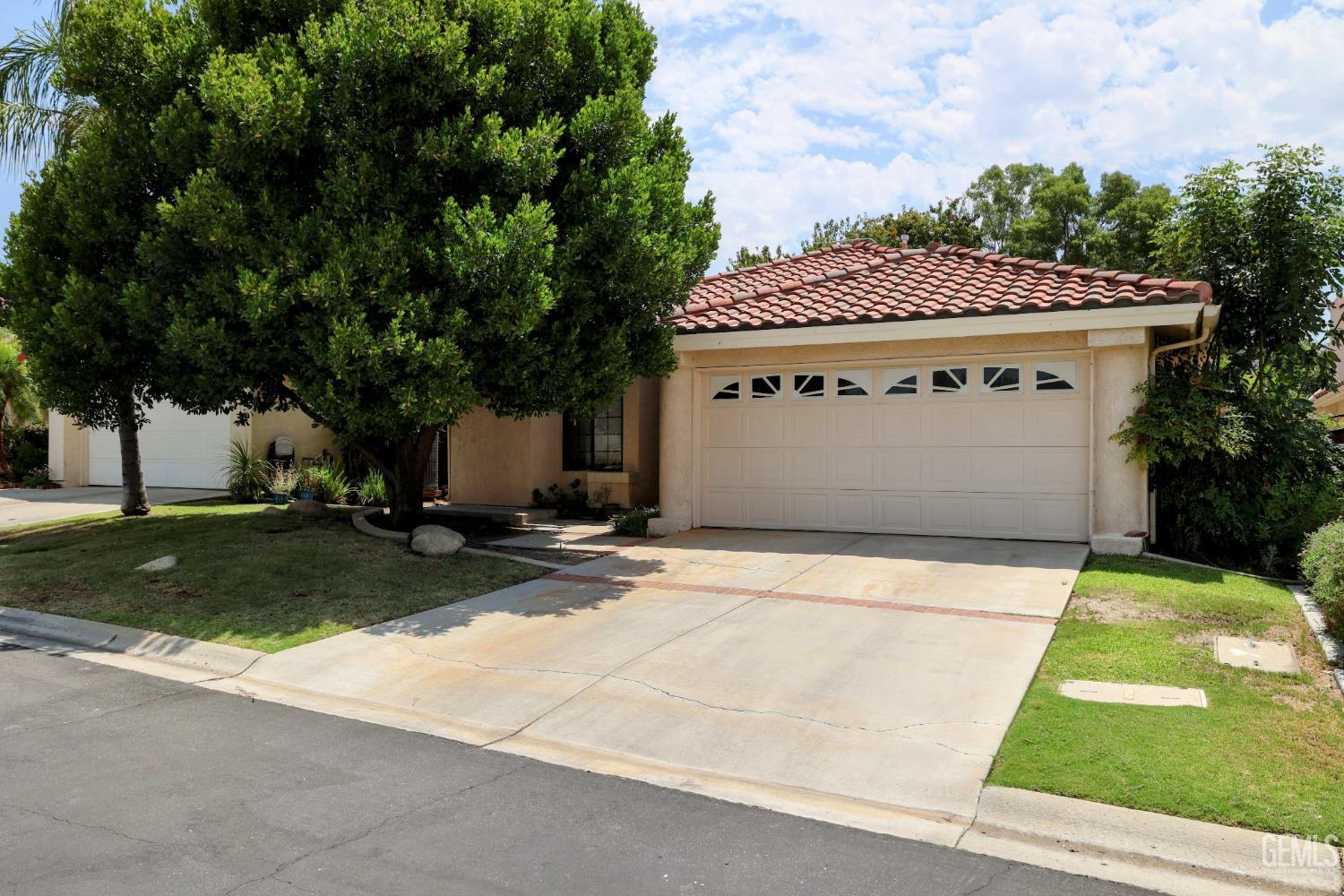 Single Family Residence in Bakersfield, photo 2 of 33