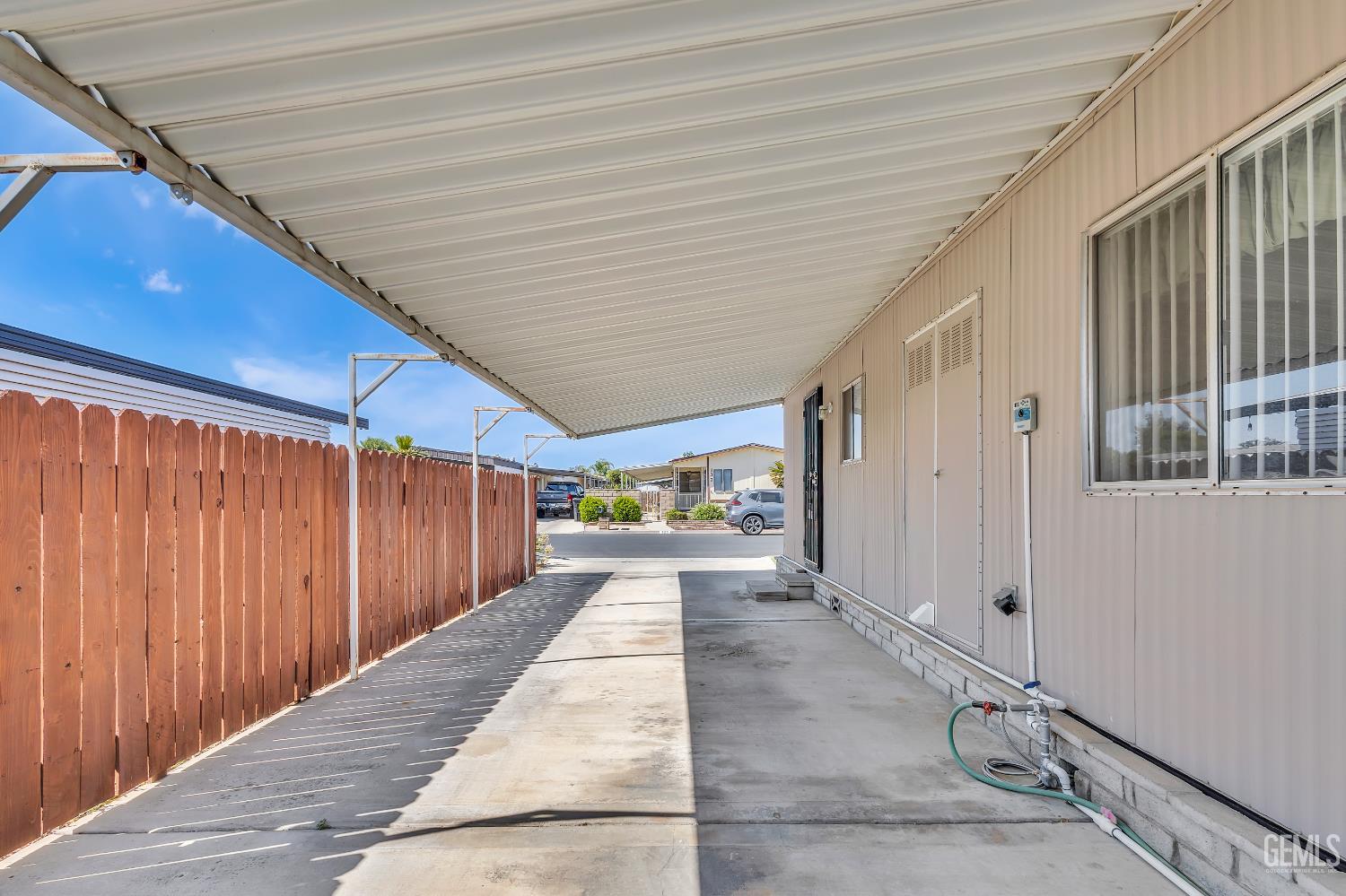 Manufactured Home in Bakersfield, photo 5 of 21