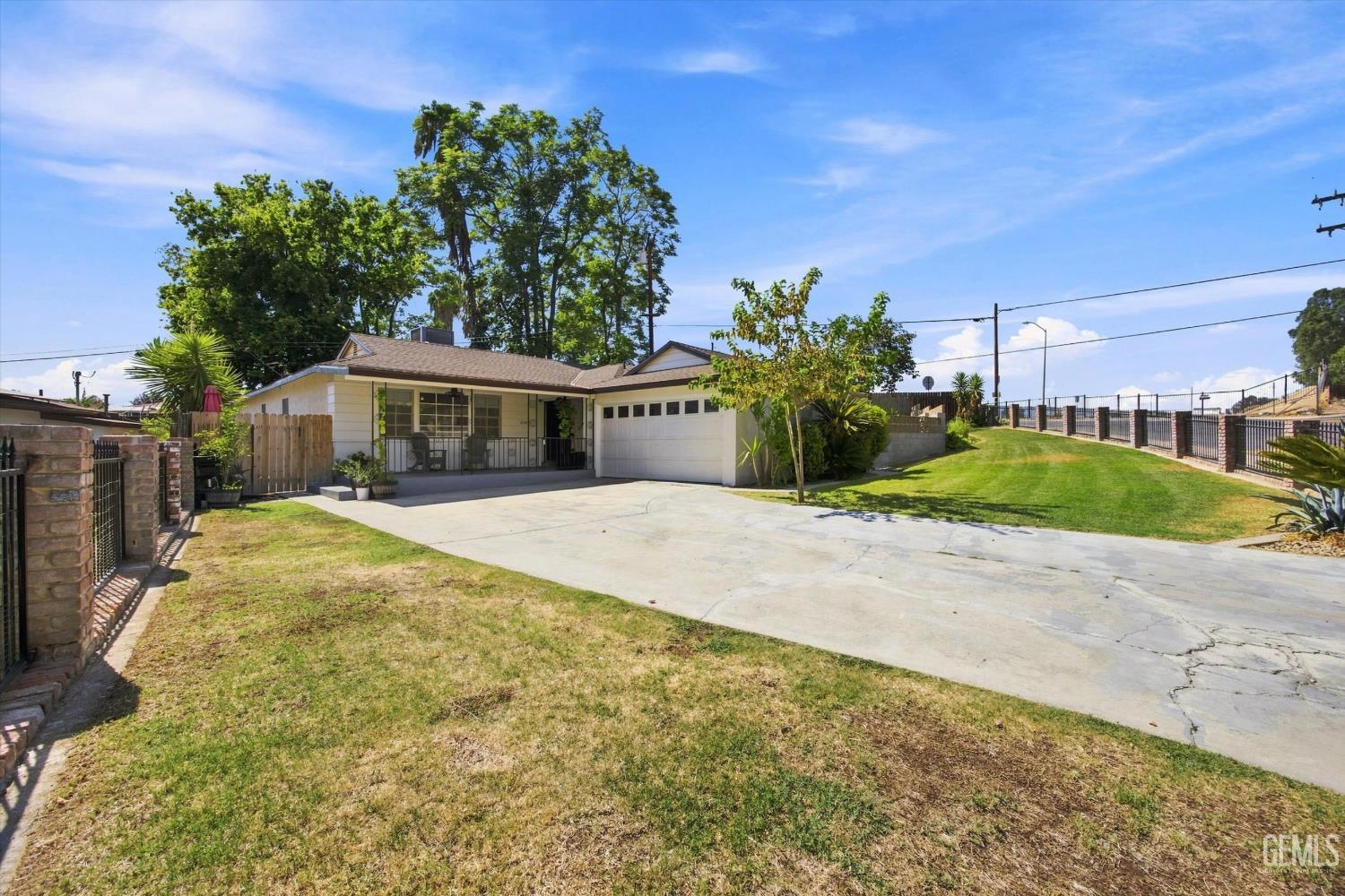 Single Family Residence in Bakersfield, photo 4 of 33