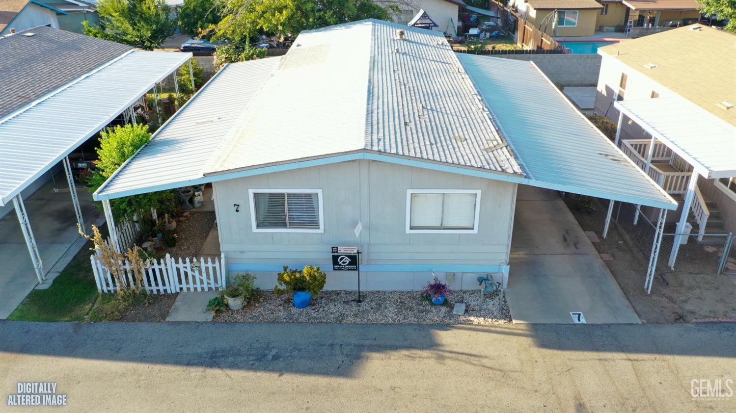 Manufactured Home in Bakersfield, photo 2 of 14