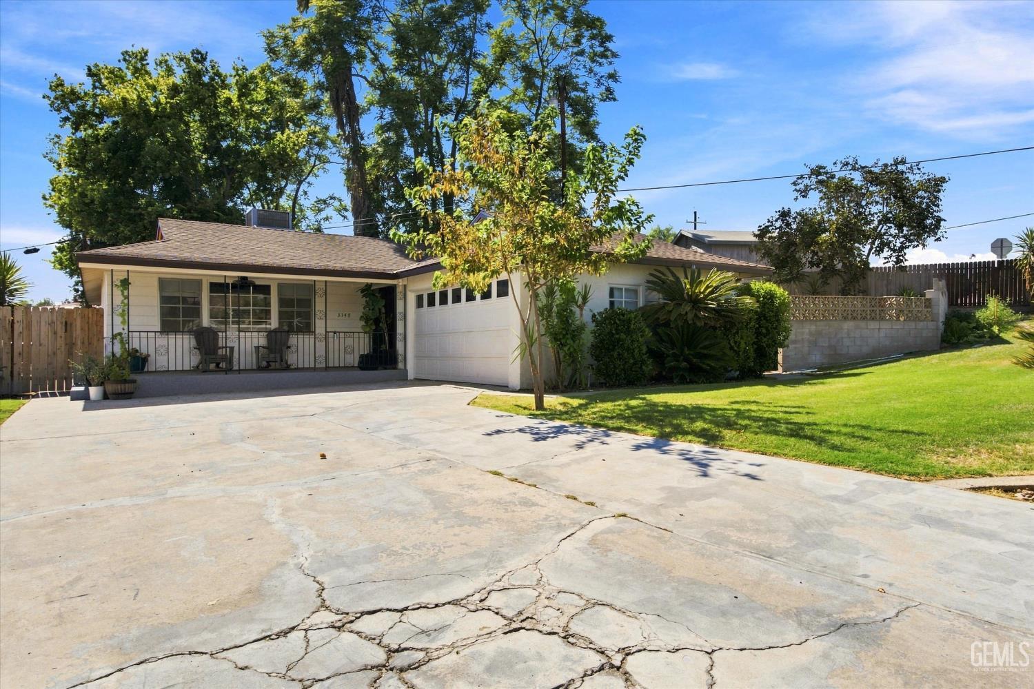 Single Family Residence in Bakersfield, photo 3 of 33